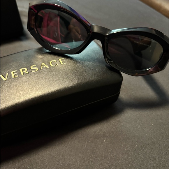 AUTHENTIC VERSACE UNISEX OVAL SUNGLASSES. main image 7